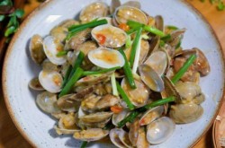 蒜蓉炒花甲家常做法蒜蓉花甲一道海鲜家常菜蒜香浓郁成为了许多人餐桌上的常客